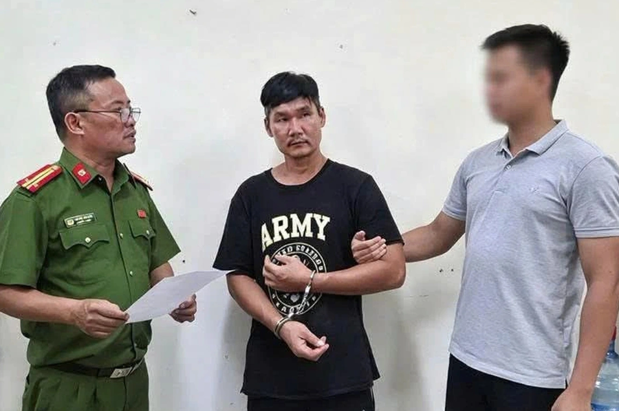 Nguyễn Duy Tiến (ở giữa) (Ảnh: Công an Hà Nội).