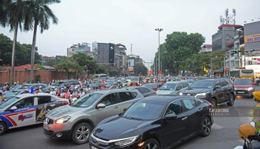 Trước đây trục đường Kim Mã - Núi Trúc - Đào Tấn thường xuyên ùn tắc do nhiều đoạn rào chắn thi công các hạng mục của tuyến metro Nhổn - ga Hà Nội. Ảnh: Tô Thế