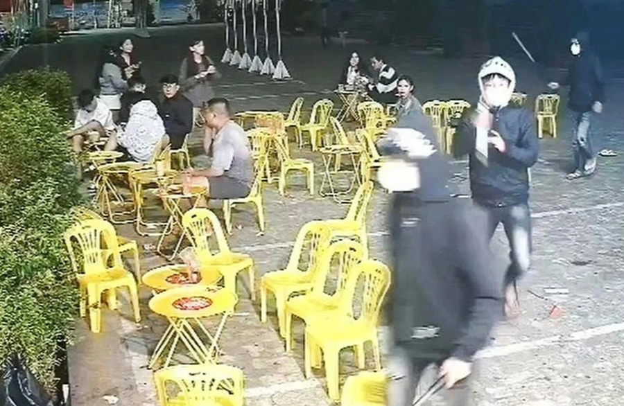 Nhóm người bịt mặt, tay cầm hung khí để đánh nhau tại khu vực đường Trần Phú, phường Nha Trang (Ảnh: Cắt từ clip).
