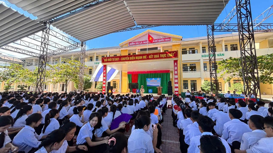Phổ biến pháp luật về an toàn giao thông diễn ra tại một trường học tại xã Kỳ Khang, tỉnh Hà Tĩnh.