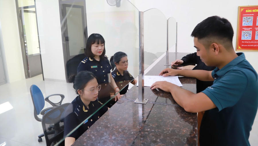 Cán bộ hải quan hướng dẫn, giải quyết thủ tục cho doanh nghiệp. (Ảnh: Cổng TTĐT tỉnh Tuyên Quang)