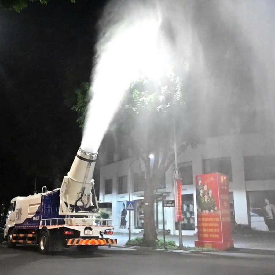 Xe phun sương dập bụi hoạt động trên các tuyến phố Hà Nội.