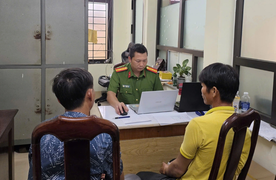Hai người có liên quan vụ hành hung nam tài xế xe công nghệ được mời làm việc (Ảnh: Uy Nguyễn).