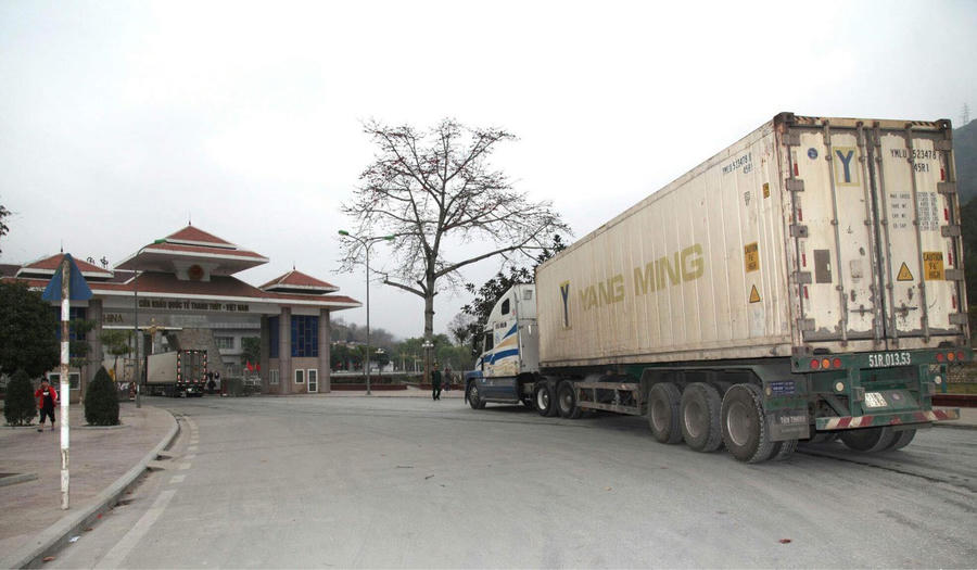 Phương tiện vận chuyển hàng hóa qua cửa khẩu. (Ảnh: Cổng TTĐT tỉnh Tuyên Quang)