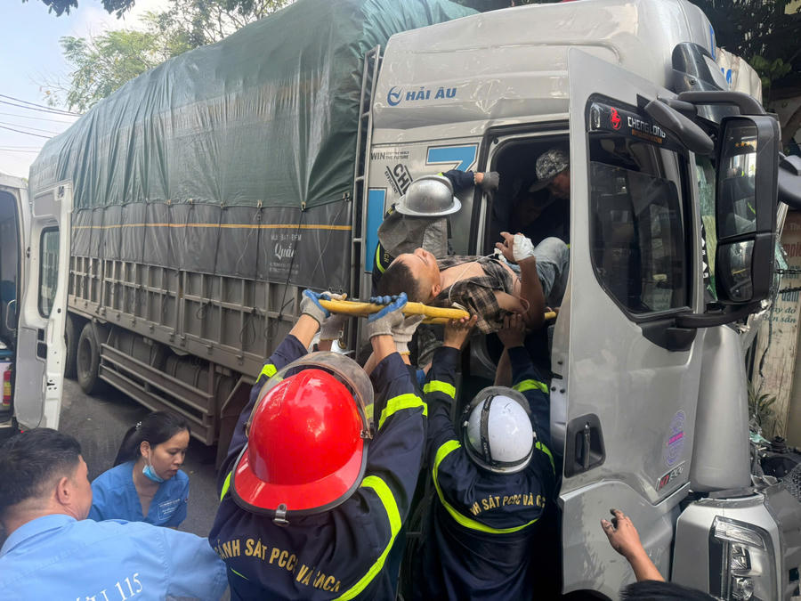 Lực lượng Cảnh sát PCCC và CNCH đưa các nạn nhân mắc kẹt trong cabin xe tải ra ngoài an toàn sau vụ tai nạn giao thông.