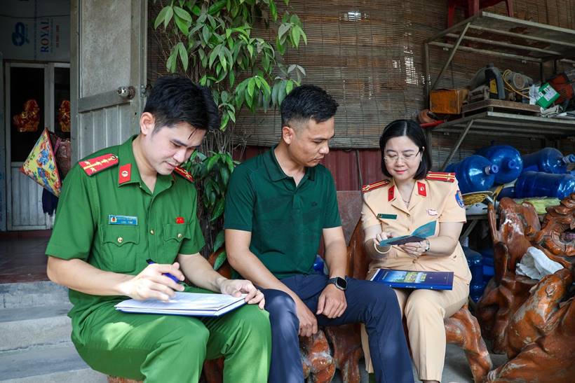 Lực lượng CSGT và Công an xã Phù Đổng đến tận nhà người dân rà soát, làm sạch dữ liệu phương tiện.