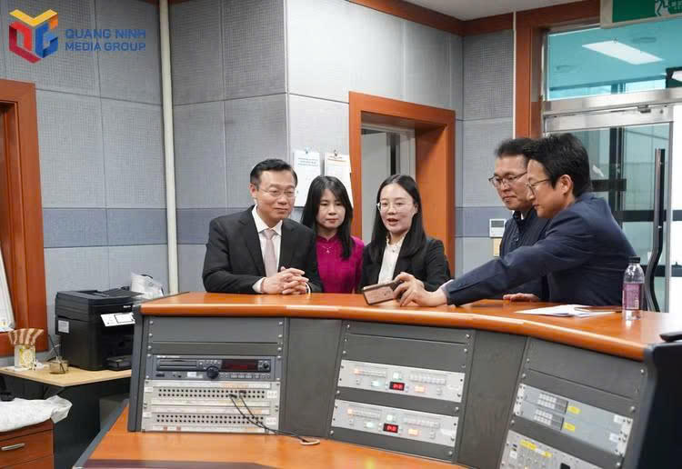 Đoàn công tác tham quan khu vực sản xuất phát thanh của Đài Phát thanh Truyền hình Gangwon.Ảnh: Báo Quảng Ninh