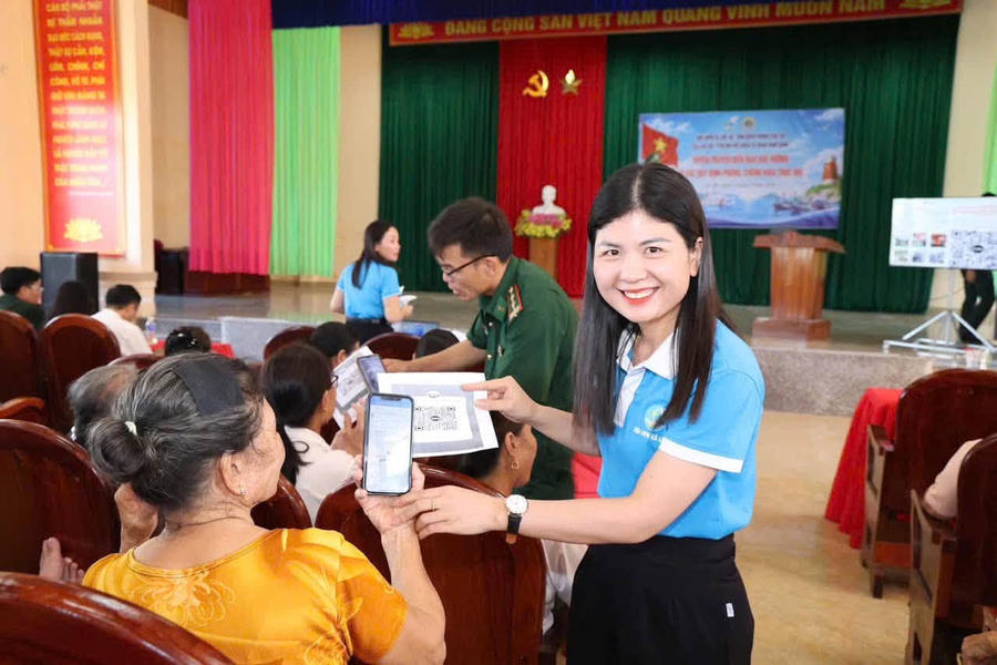 Đẩy mạnh hướng dẫn người dân ứng dụng công nghệ số trong tiếp cận thông tin và các dịch vụ thiết yếu.