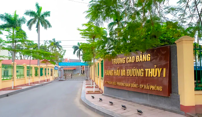 Công an TP Hải Phòng tạm giữ hình sự một học viên đánh nam sinh Hoàng Công H. thương tích nặng tại Trường cao đẳng Hàng hải và Đường thủy 1, sau đó nạn nhân tử vong - Ảnh: N. HOÀN

