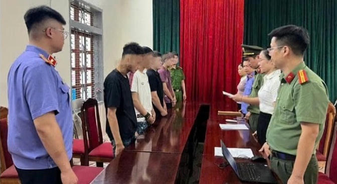 Khởi tố nhóm đối tượng mang kiếm, gậy đinh ba đi tìm người để đánh.