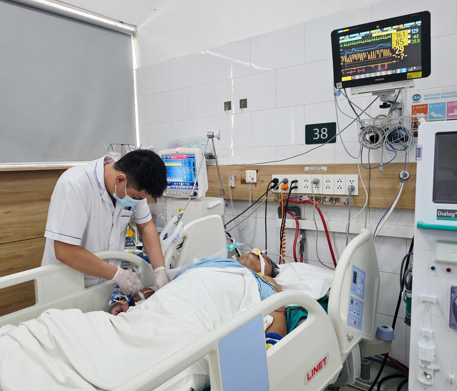Nhân viên y tế Bệnh viện Bạch Mai tích cực hồi sức cho người bệnh ngộ độc khí clo. (Ảnh: Bệnh viện Bạch Mai)
