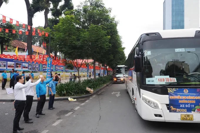 Lãnh đạo TP HCM tiễn công nhân, người lao động về quê đón Tết. (Ảnh: Cổng TTĐT TP HCM)