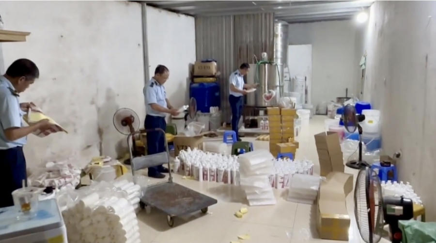 Đội QLTT số 1, Chi cục Quản lý thị trường TP. Hà Nội kiểm tra cơ sở sản xuất, kinh doanh nước giặt, sữa tắm tại xóm 3, thôn Đồng Nhân, xã An Khánh, TP. Hà Nội Đội QLTT số 1, Chi cục Quản lý thị trường TP. Hà Nội kiểm tra cơ sở sản xuất, kinh doanh nước giặt, sữa tắm tại xóm 3, thôn Đồng Nhân, xã An Khánh, TP. Hà Nội