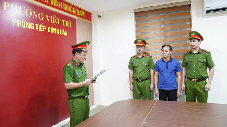 Cơ quan CSĐT tiến hành các thủ tục cần thiết để bắt tạm giam các đối tượng. Ảnh CA tỉnh Phú Thọ
