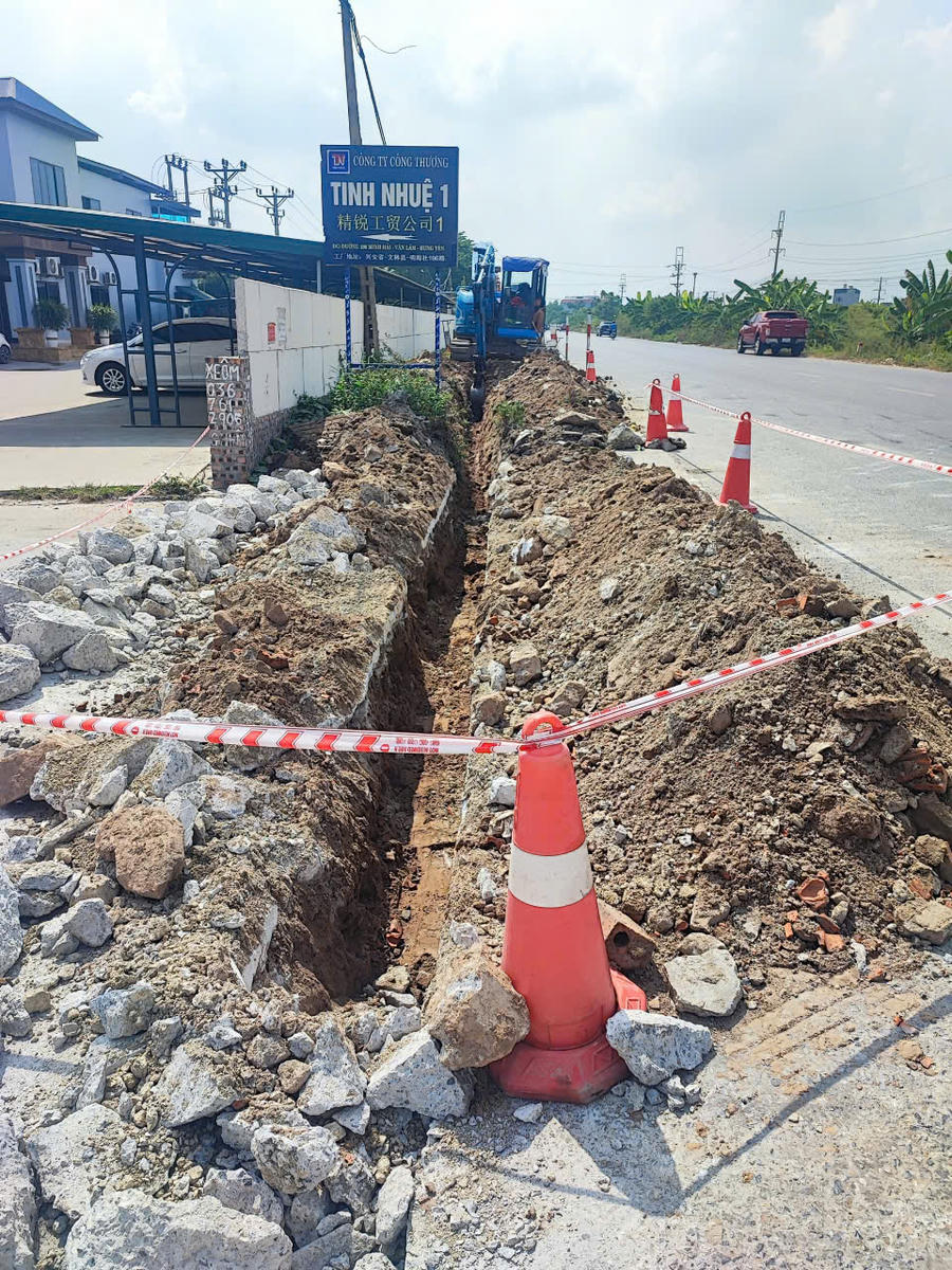 Những bất cập trong cấp phép, thi công tuyến ống nước sạch qua xã Lạc Đạo.
