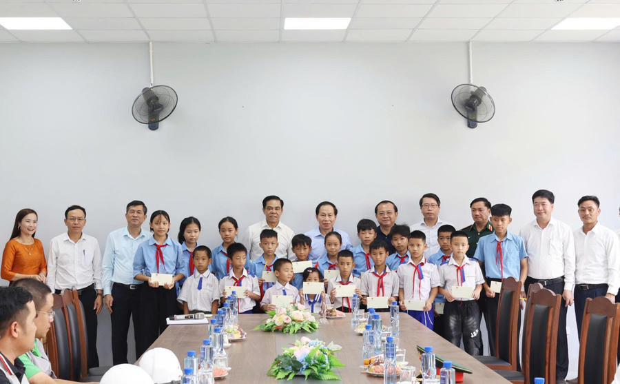 Đoàn công tác tặng quà cho học sinh Trường Phổ thông nội trú liên cấp Tiểu học và THCS Anh Sơn.
