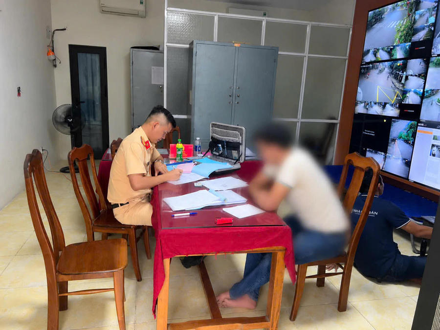 Tài xế V.C.T. bị phạt 10 triệu đồng, trừ 4 điểm giấy phép lái xe - Ảnh: Công an cung cấp