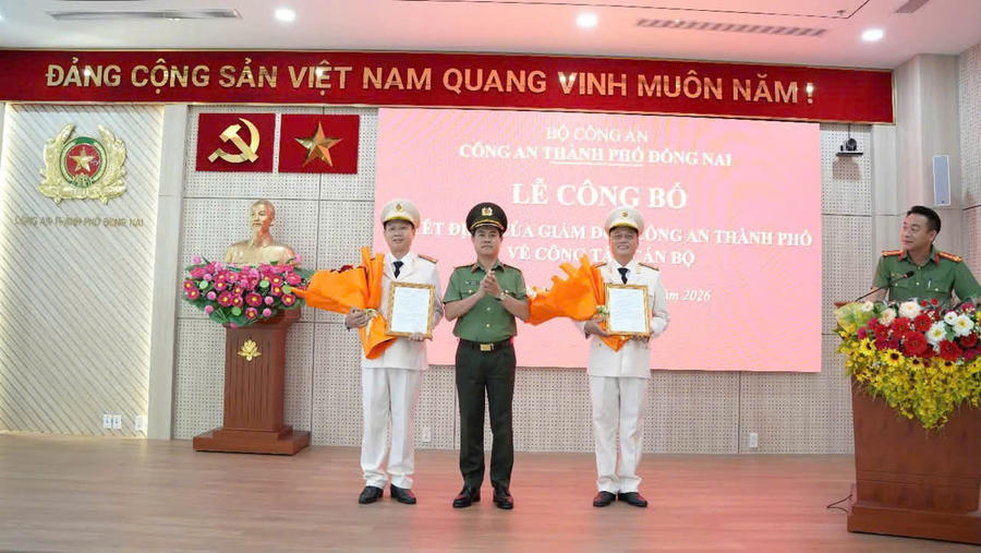 Thiếu tướng Nguyễn Đức Hải, Ủy viên Ban Thường vụ Thành ủy, Bí thư Đảng ủy, Giám đốc Công an thành phố trao quyết định, tặng hoa cho các đồng chí được bổ nhiệm.