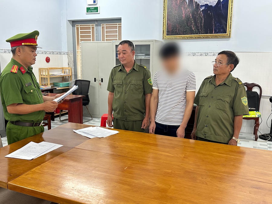 Cơ quan Cảnh sát điều tra thi hành quyết định khởi tố bị can đối với N.Đ.D. Ảnh: Công an cung cấp.