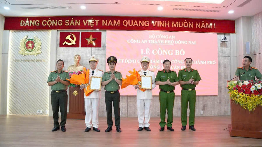 Lãnh đạo Công an thành phố tặng hoa chúc mừng các đồng chí được bổ nhiệm.