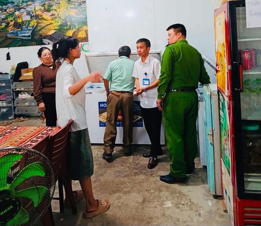 Trạm Y tế xã Lũng Cú phối hợp với Phòng Văn hóa – Xã hội, Phòng Kinh tế và Công an xã tổ chức kiểm tra, giám sát an toàn thực phẩm tại các cơ sở kinh doanh dịch vụ ăn uống, kinh doanh thực phẩm trên địa bàn. (Ảnh: LCCB).