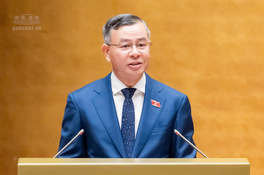 Bộ trưởng Bộ Tài chính Ngô Văn Tuấn trình bày tờ trình. Ảnh: quochoi.vn