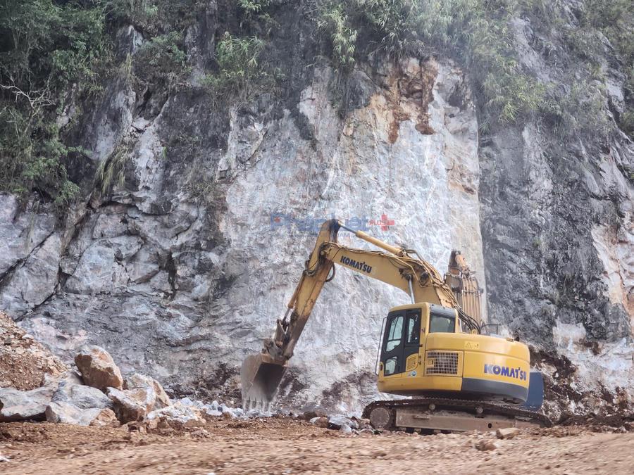Khu vực đơn vị thi công mở rộng tuyến đường 176B . (Ảnh: Trần Vũ).