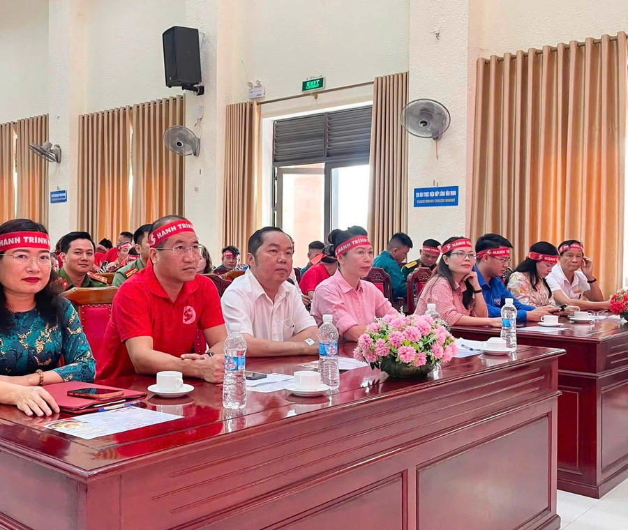 Lãnh đạo, cán bộ nhân viên TAND tỉnh Hà Tĩnh tham gia ngày hội hiến máu cứu người.