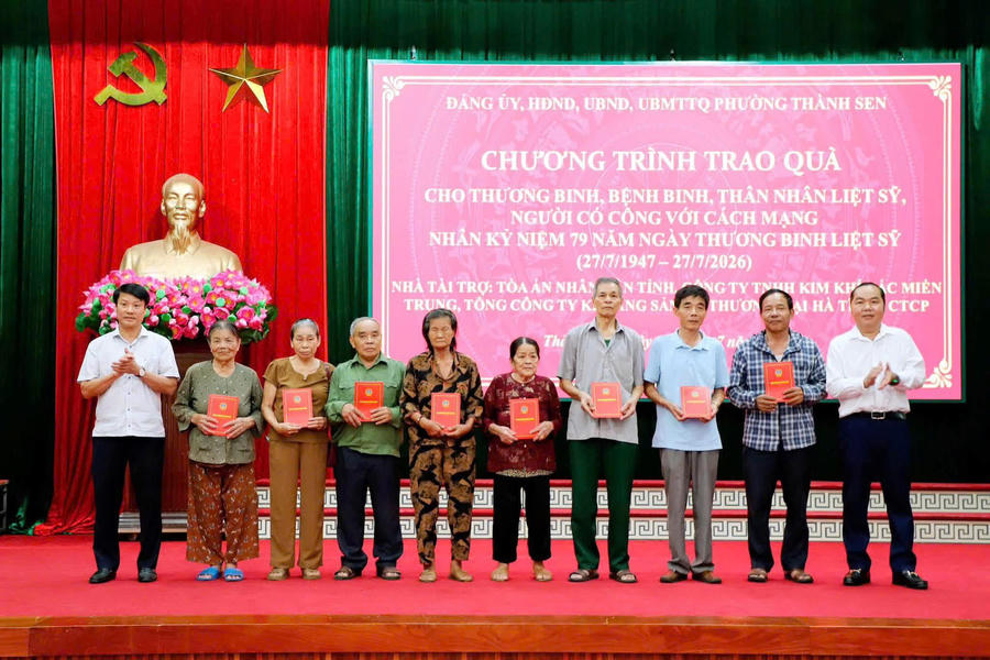 Chương trình trao quà cho thương binh, bệnh binh, gia đình liệt sĩ, người có công với cách mạng.