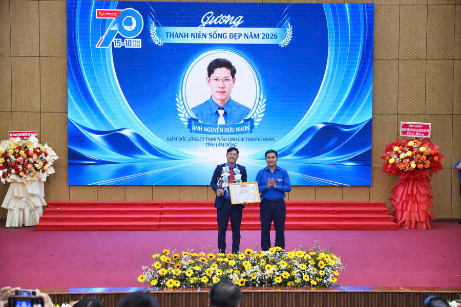 Doanh nhân trẻ Nguyễn Hữu Nhơn tại lễ vinh danh Chương trình Gala “Thanh niên Sống đẹp” năm 2026. Doanh nhân trẻ Nguyễn Hữu Nhơn tại lễ vinh danh Chương trình Gala “Thanh niên Sống đẹp” năm 2026.