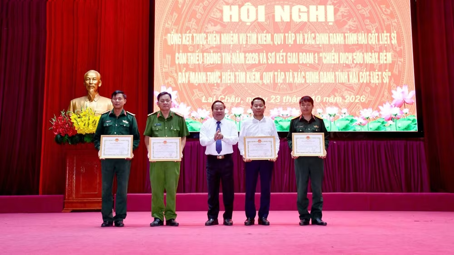 Lãnh đạo tỉnh Lai Châu trao bằng khen cho đại diện tập thể và cá nhân có thành tích xuất sắc trong thực hiện nhiệm vụ tìm kiếm, quy tập và xác định danh tính hài cốt liệt sĩ. (Ảnh: Trần Tuấn).