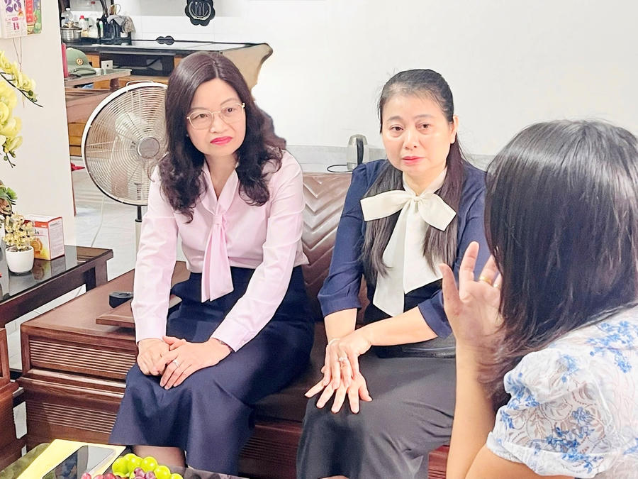 Phó Cục trưởng Cục Nhà giáo và Cán bộ quản lí giáo dục Nguyễn Thị Hạnh thăm hỏi, động viên cô giáo bị học sinh hành hung tại TP Hà Nội. (Ảnh: Bộ GD&ĐT)