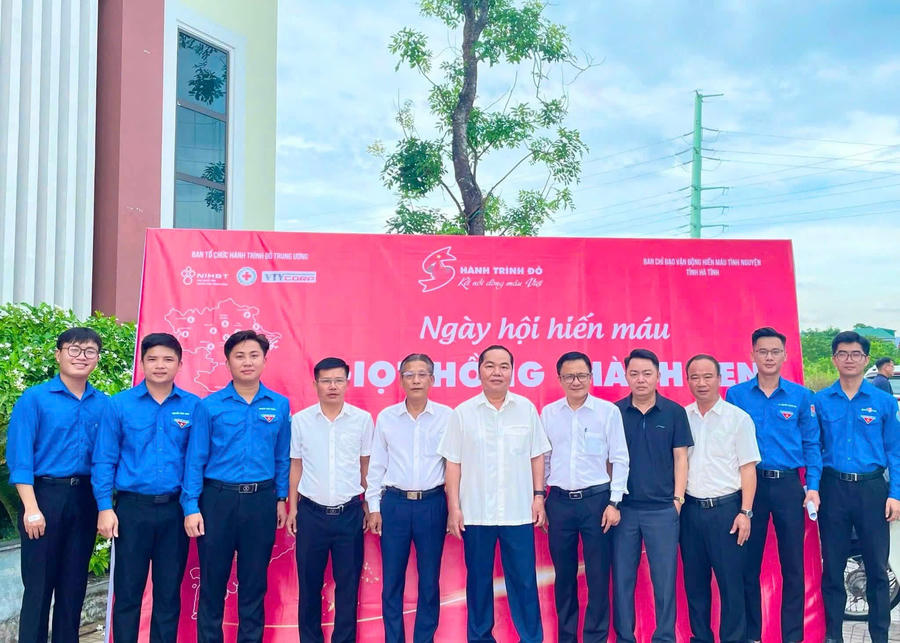 Lãnh đạo, cán bộ nhân viên TAND tỉnh Hà Tĩnh tham gia ngày hội hiến máu cứu người.