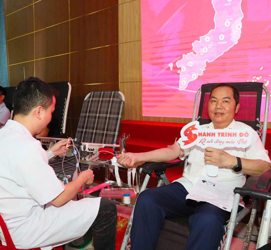 Lãnh đạo, cán bộ nhân viên TAND tỉnh Hà Tĩnh tham gia ngày hội hiến máu cứu người.