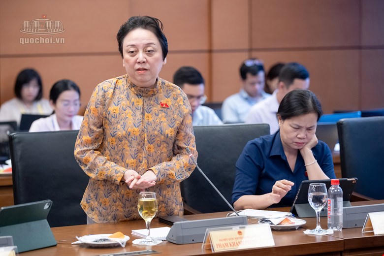 Đại biểu Phạm Khánh Phong Lan, Đoàn ĐBQH thành phố Hồ Chí Minh phát biểu. Ảnh: quochoi.vn