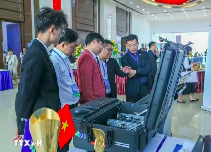 Các đại biểu tham dự Tuần lễ số Quốc tế Việt Nam 2025 tìm hiểu các thành tựu công nghệ số. (Ảnh: Công Luật/TTXVN)

