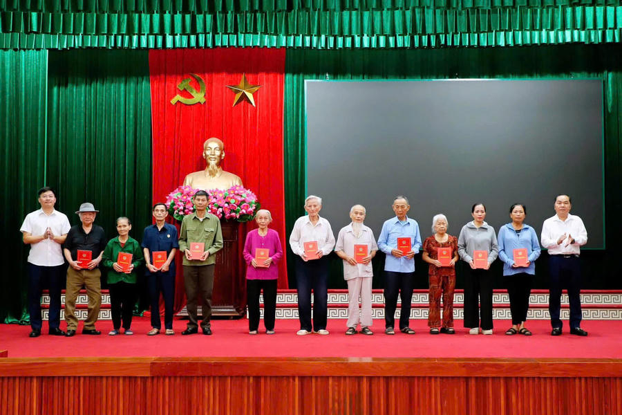 Chương trình trao quà cho thương binh, bệnh binh, gia đình liệt sĩ, người có công với cách mạng.