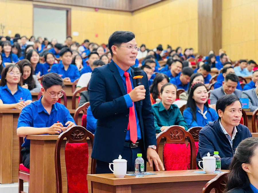 Anh Nguyễn Hữu Nhơn trực tiếp chia sẻ kinh nghiệm khởi nghiệp, sản xuất và phát triển kinh tế với hơn 1.000 đoàn viên, thanh niên và nông dân.