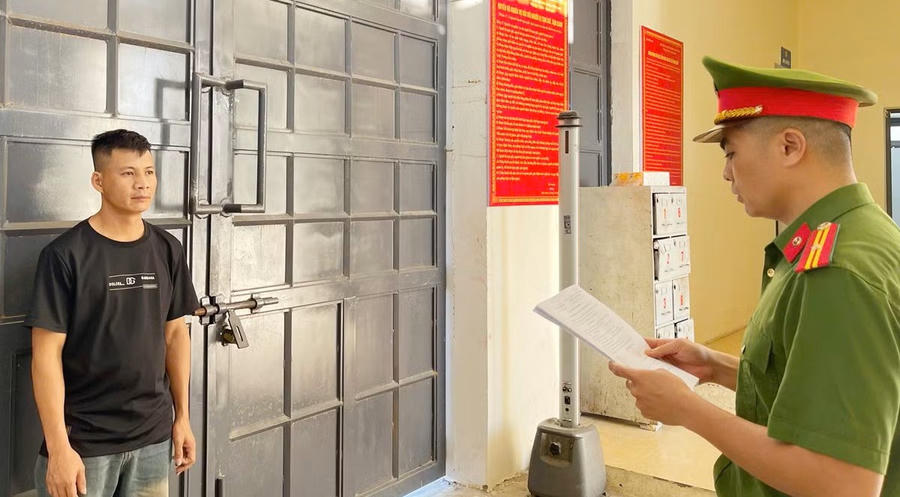Tống đạt quyết định khởi tố vụ án hình sự và tạm giữ đối với Phạm Trọng Đạo - Ảnh Công an Hà Tĩnh.