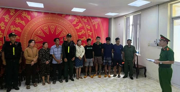 Tống đạt quyết định khởi tố các bị can