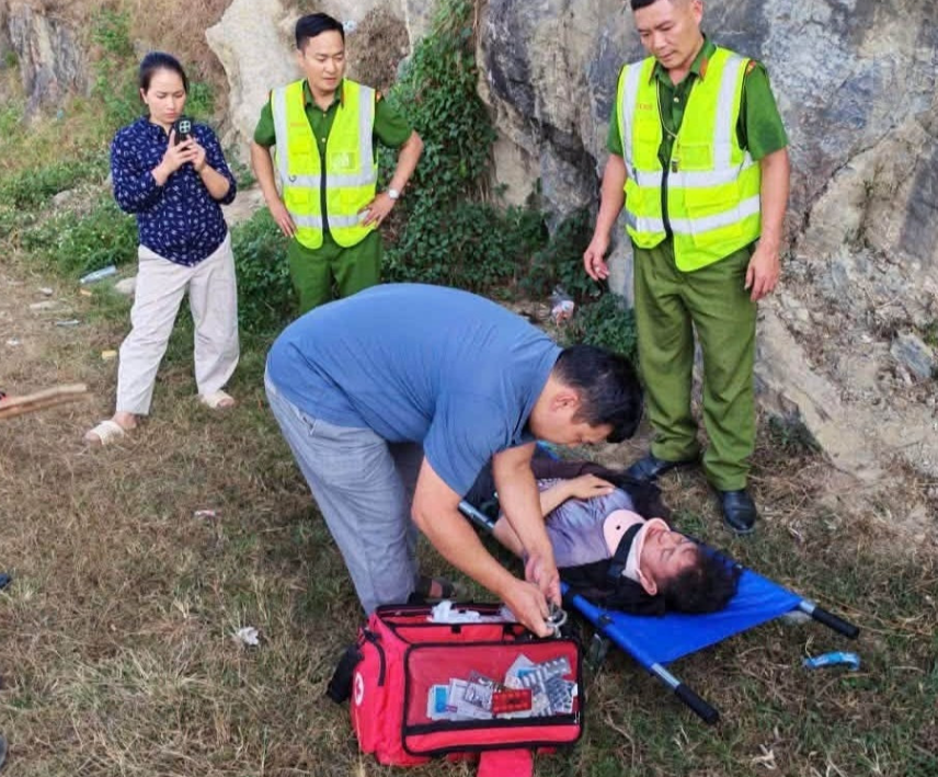 Lực lượng chức năng sơ cứu cho du khách bị rơi xuống vực. Ảnh: CACC