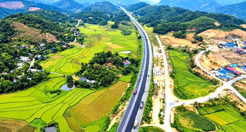 Nhiều mũi thi công trên cao tốc Nội Bài - Lào Cai. Ảnh: Báo Xây dựng