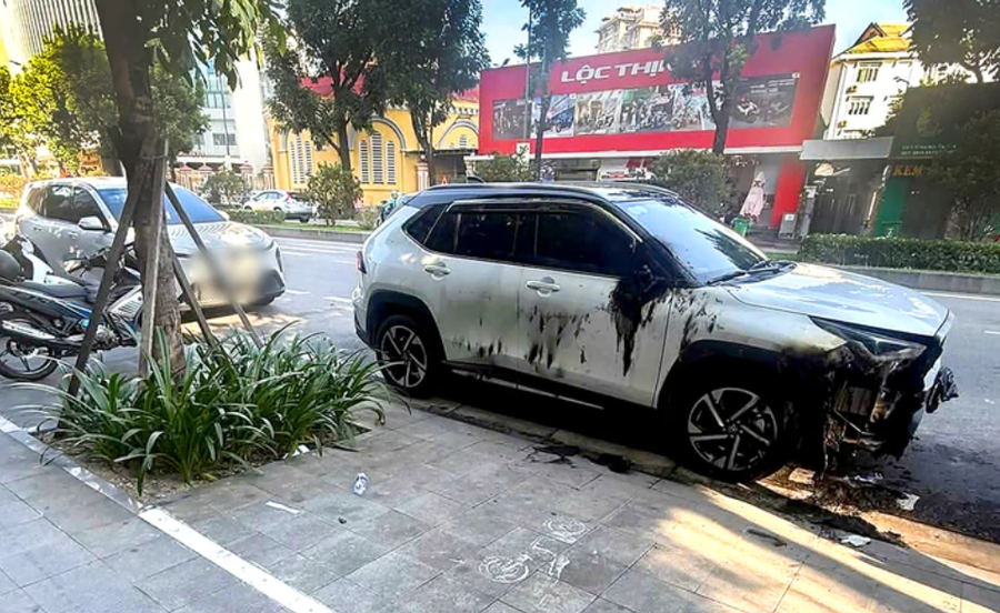 Ô tô đậu ở đường Hà Nội (phường Thuận Hóa, TP Huế) bị cháy nghi do phá hoại. Công an đang vào cuộc điều tra - Ảnh người dân cung cấp