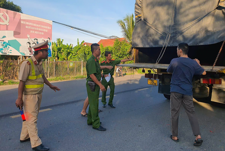 Công an tuần tra, chốt chặn nhiều tuyến đường để truy bắt các phạm nhân trốn trại. Ảnh: Ngọc Huy