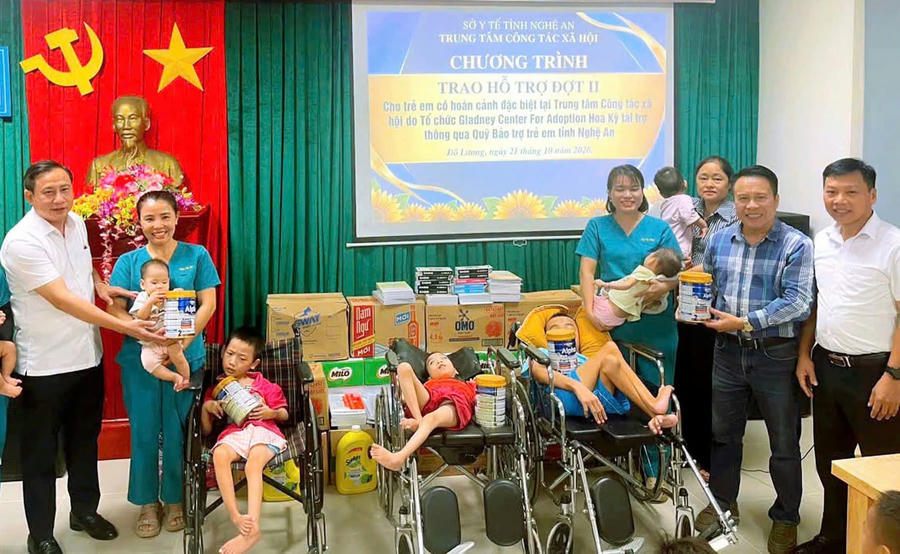 Những phần quà ý nghĩa đến với trẻ em có hoàn cảnh đặc biệt khó khăn.