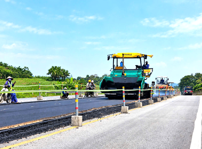 Nhiều đoạn đang được thảm bê tông nhựa. Ảnh: Báo Xây dựng