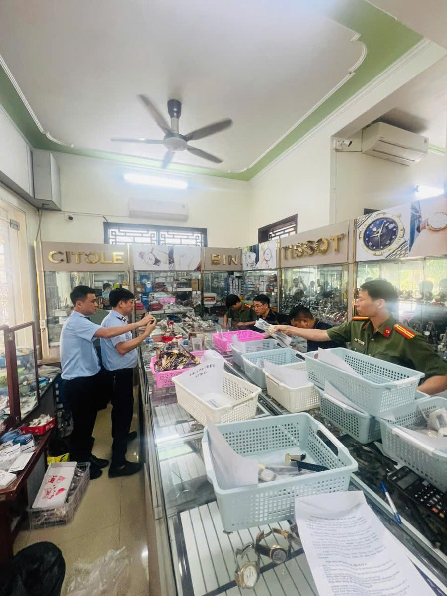 Lực lượng chức năng kiểm tra.