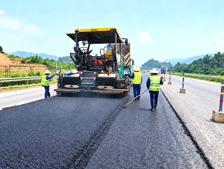 Nhiều đoạn đang được thảm bê tông nhựa. Ảnh: Báo Xây dựng
