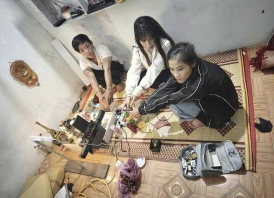 3 đối tượng Đông, Phượng, Nga bị bắt quả tang tụ tập "đập đá" trong phòng ngủ của Đông. Ảnh: Báo Gia Lai