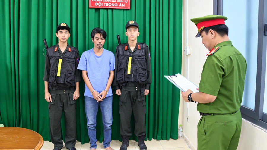 Công an TP HCM tống đạt lệnh bắt tạm giam đối với Đỗ Minh Quang. (Ảnh: Công an TP HCM) Công an TP HCM tống đạt lệnh bắt tạm giam đối với Đỗ Minh Quang. (Ảnh: Công an TP HCM)